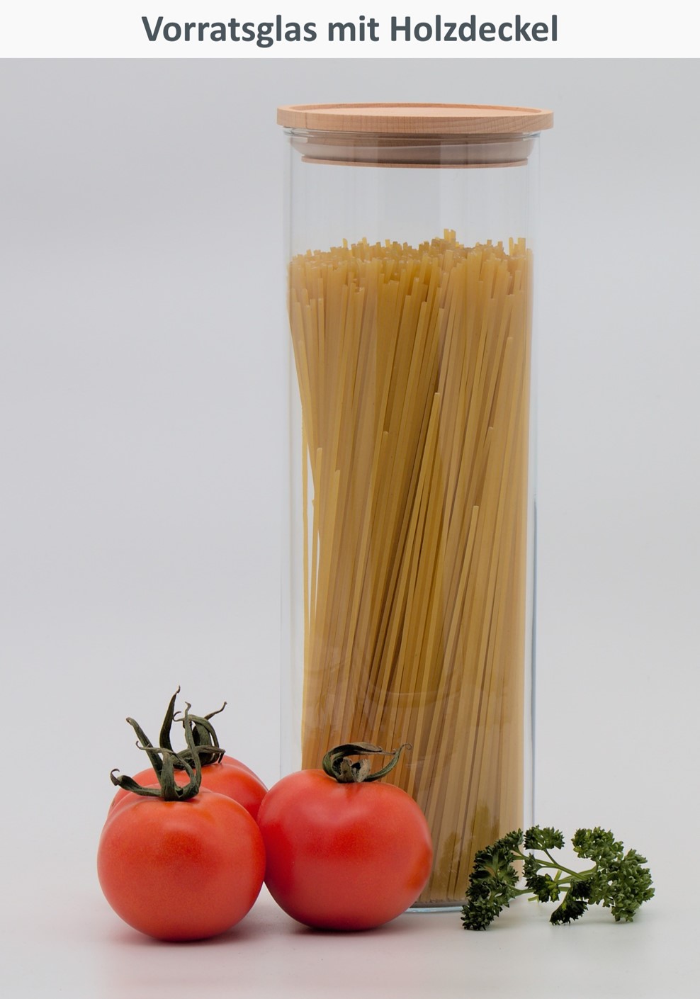 Spaghetti in grossem Vorratsglas mit Tomaten und Petersilie im Vordergrund